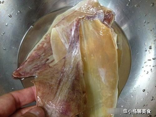 热水|干鱿鱼用热水还是冷水泡？都错！大厨教你1招，干货转身变海鲜！