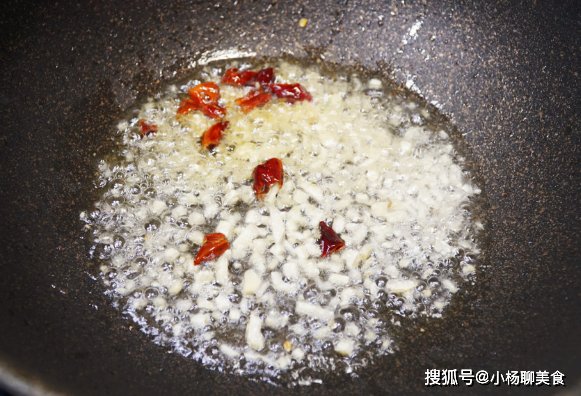 炒醋溜白菜，醋要什么时候？做对这一步，味道不输大饭店