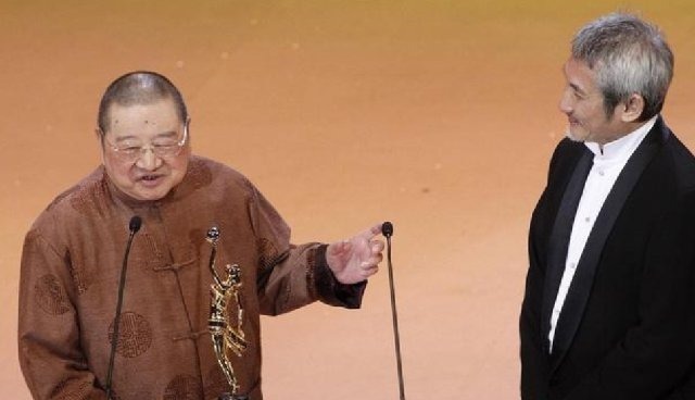 丁春秋&金庸去欧洲出差,倪匡代笔,于是《天龙八部》出现诸多诡异情节