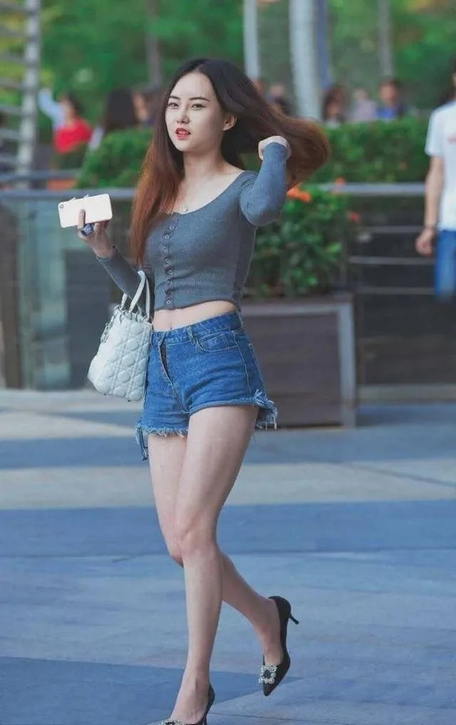 路人街拍, 美女穿墨绿色的针织背心, 显别具一格的时尚气息