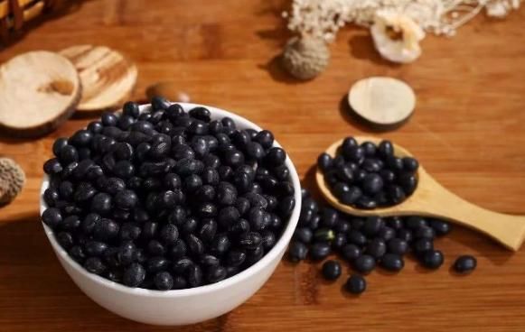 “醋泡黑豆”可以养肾，豆子用生的还是熟的好？大多数人泡错了