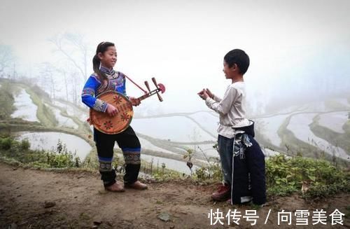 孩子|“超暖姐姐”火了，怕弟弟着凉揣怀里取暖，网友：打弟弟要趁早