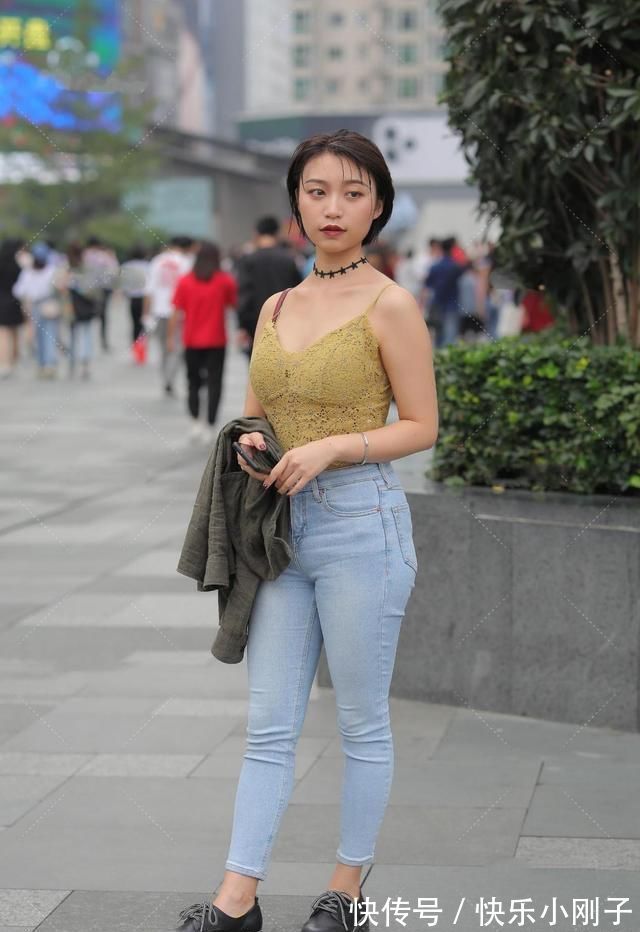 天蓝色 纯蕾丝时尚上衣,搭配蓝色牛仔裤,酷飒时髦的前卫清爽穿搭