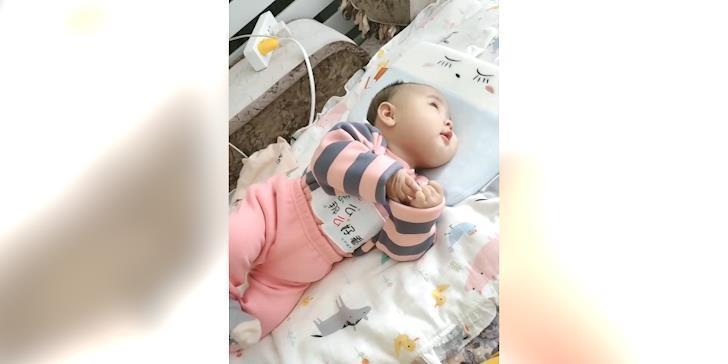 宝妈|萌娃躺在床上,发出奶声奶气的声音,宝爸宝妈无法抵抗呀
