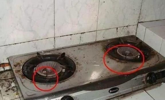 家里“灶台”脏了别用水擦,教你2个小方法,灶台立马干净如新