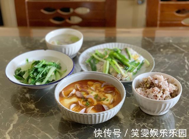 芝麻油|母女仨的午餐,瞬间走红朋友圈,网友:难怪孩子个高体形匀称