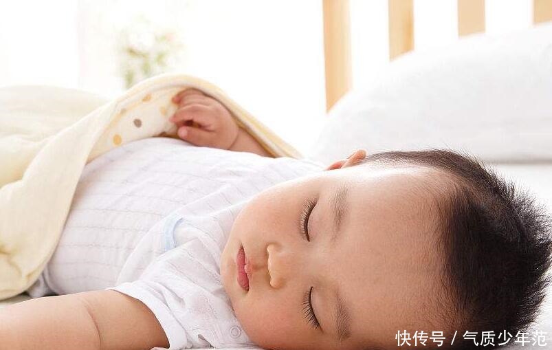 穿衣|新生儿宝宝究竟是怕冷还是怕热?盖被、穿衣有门道,准妈妈早知道
