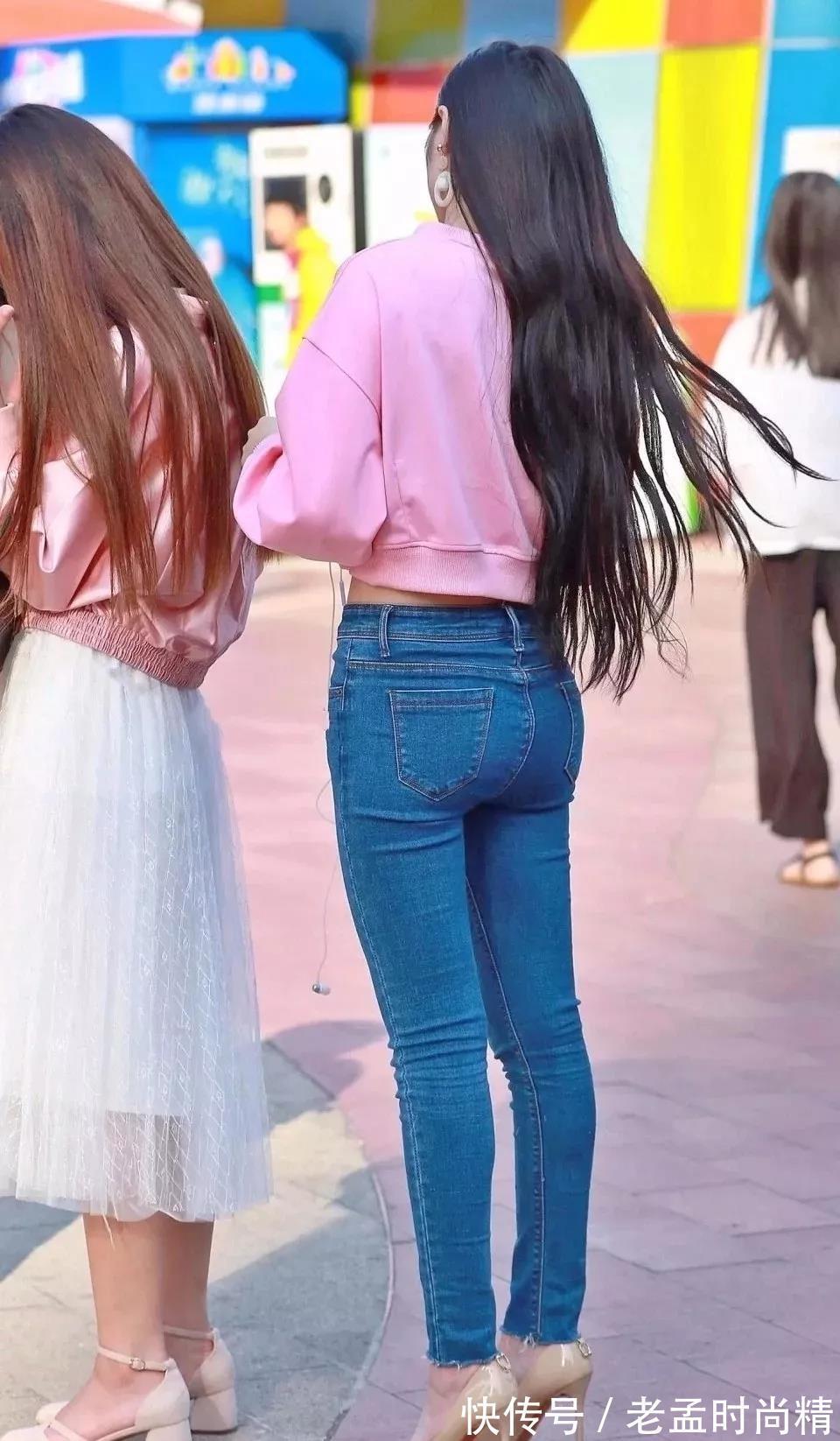 大长腿 街拍: 粉色长袖衫搭蓝色牛仔裤的大长腿美女, 迷人的长发很淑女!