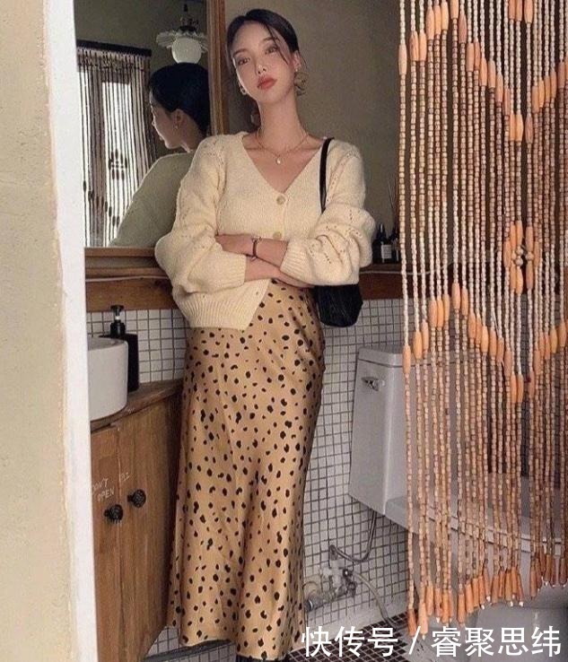 “短款上衣 + 高腰下装”，早春这么穿显瘦显身材