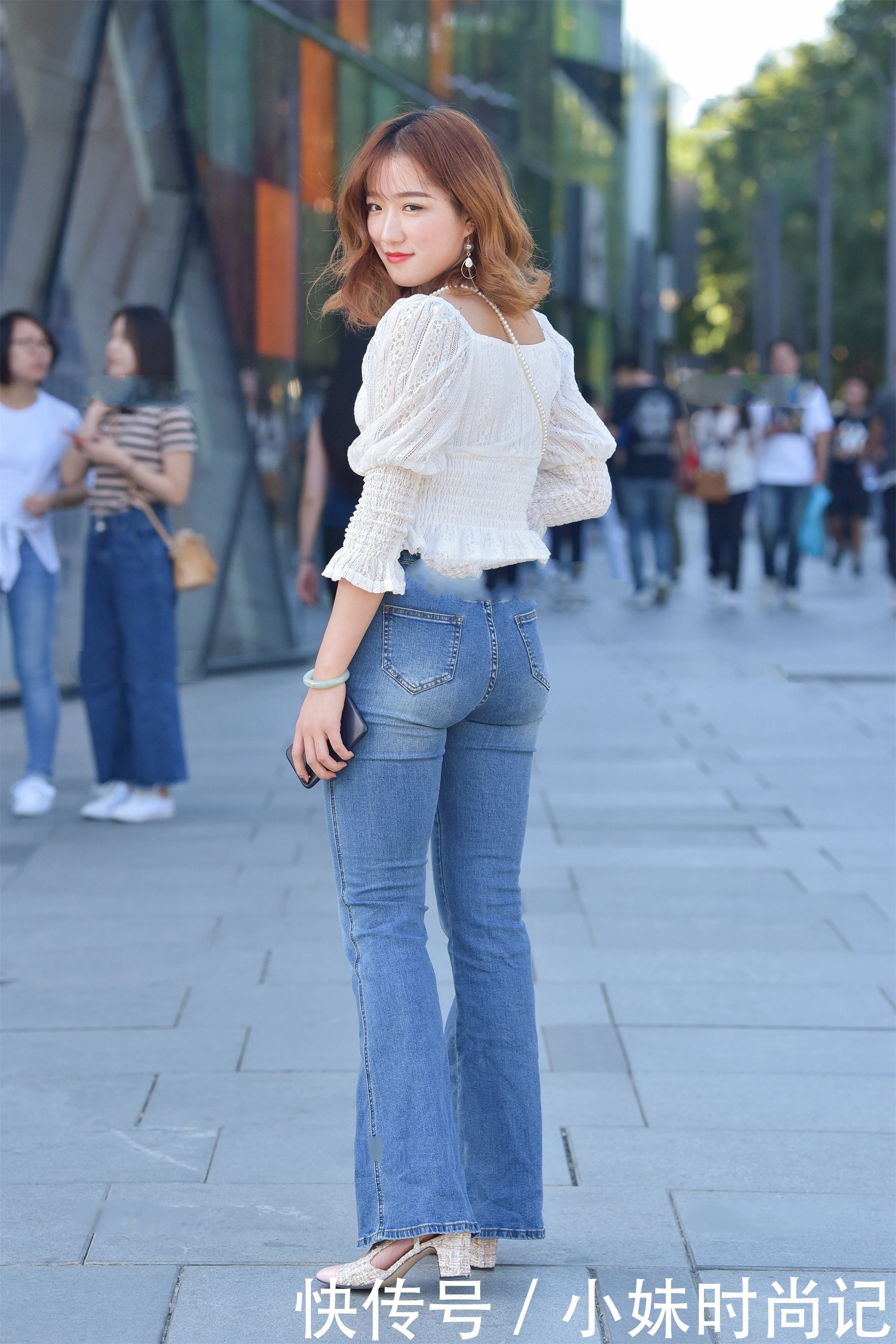 设计|街拍:白色泡泡袖设计上衣, 搭配阔腿裤, 邻家小公主气质