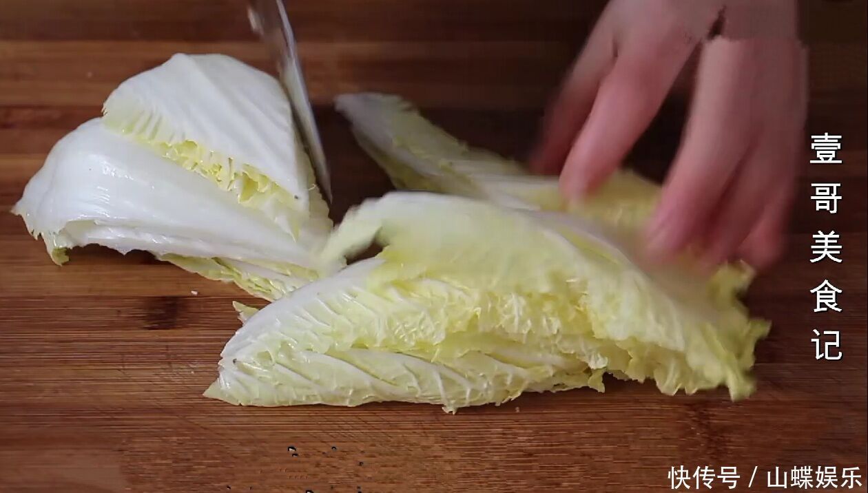 白菜里加1块豆腐，教你新做法，真是太香了，营养下饭又解馋