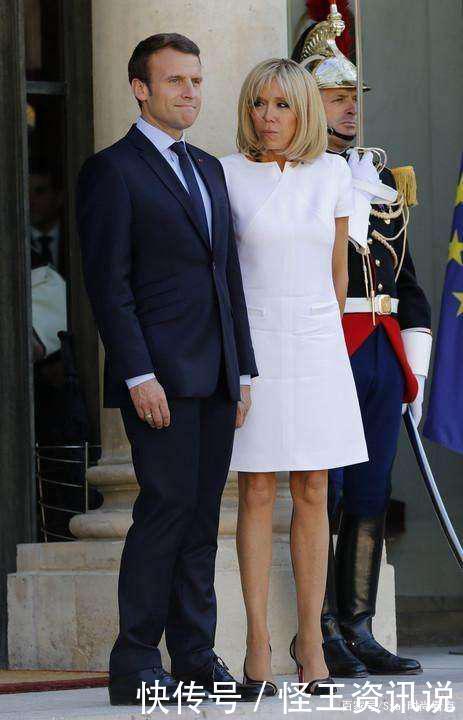 67岁法国夫人不服老!胳膊腿上皱纹像枯树皮,下台阶两保镖搀扶