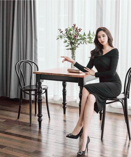 小姐姐 黑色连衣裙搭配黑色高跟鞋，优雅又不失女人味