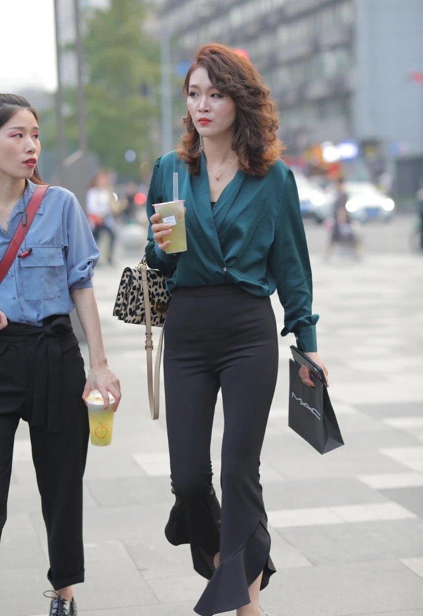 喇叭裤该怎么穿才有魅力? 看完妹子的穿搭, 一下子就明白了!