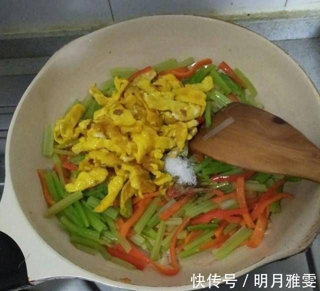 香味|香芹炒鸡蛋，入口充满了香味，很嫩，大人小孩都喜欢
