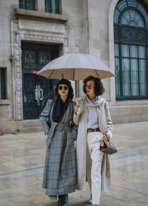 50岁的女人，大衣尽量别穿纯黑色，学三木妈妈这样搭，真优雅