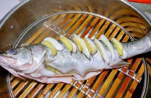 清蒸鱼，有人加盐，有人加生抽，都不对！这才是最正确的做法