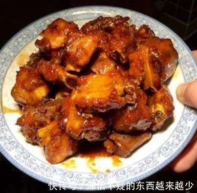 做糖醋排骨,先放醋还是先放糖多数人不注意,难怪口感差还发黑