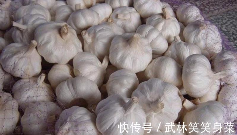 大蒜别随便放，教你5个保存妙招，不干瘪不发芽，能放一个冬天