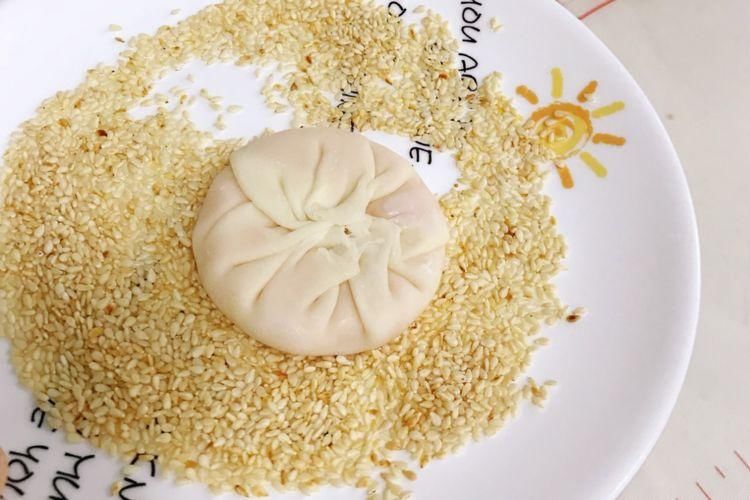 红薯芝麻煎饼，用饺子皮制作很方便，撒上芝麻后更香