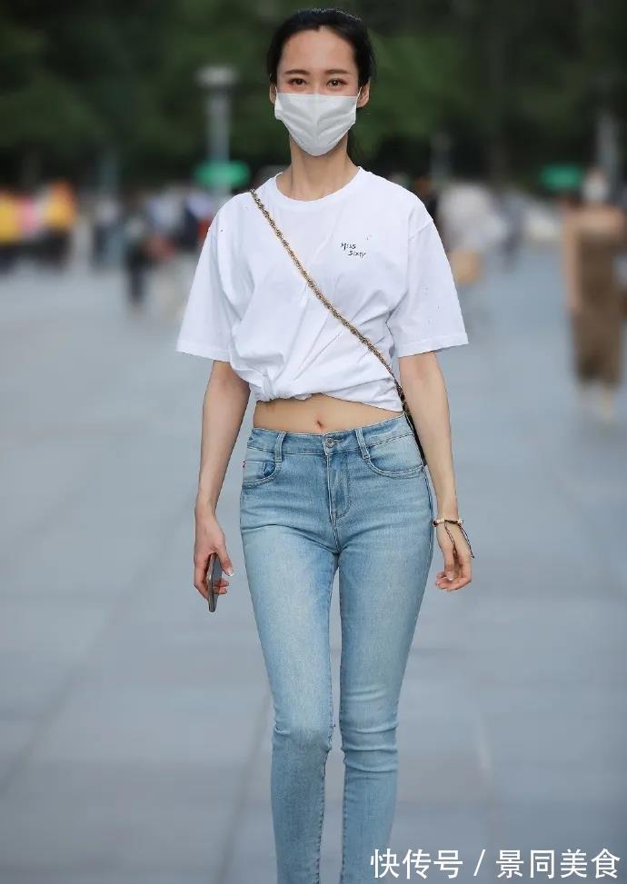 上装|怎么显出青春活力的气息？T恤配牛仔裤就行，简约时尚又显气质