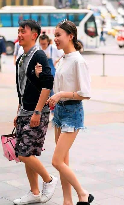 连衣裙 耀如春华的美女, 一条红色连衣裙外搭白色开衫, 女人味十足