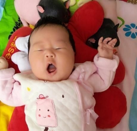 三个月|“一哭、二笑、三认母”,3个月宝宝的发育规律,有趣又可爱