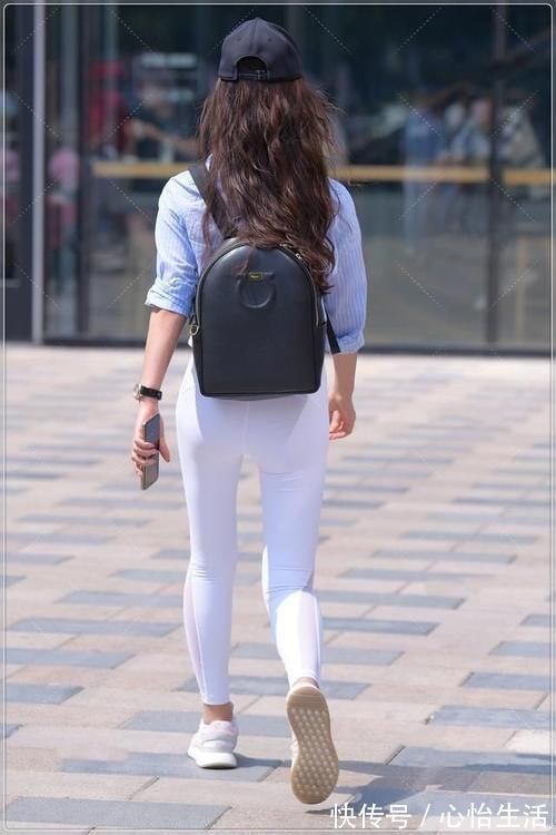 健美裤 蓝色条纹衬衣搭配纯白色健美裤,清爽甜美
