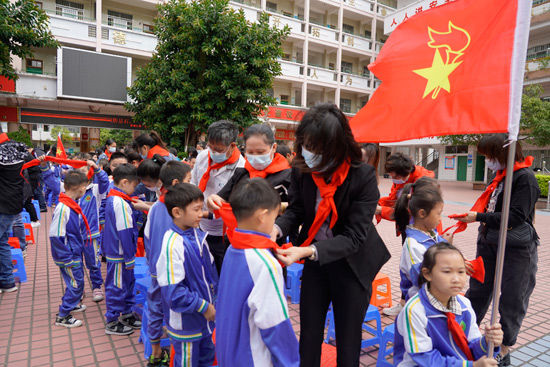 第二小学|防城区第二小学396名学子加入中国少年先锋队