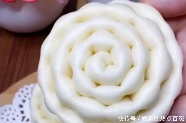 最简单的花卷,一搓一压一卷,造型有创意,既好看又好吃