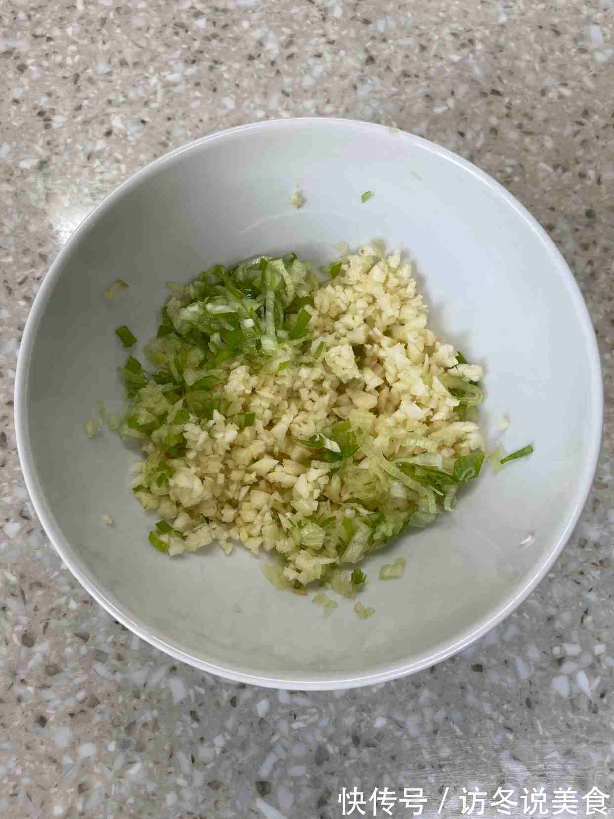 现在才知道,炒茄子不能先放油!大厨教你1招,茄子不吸油不发黑