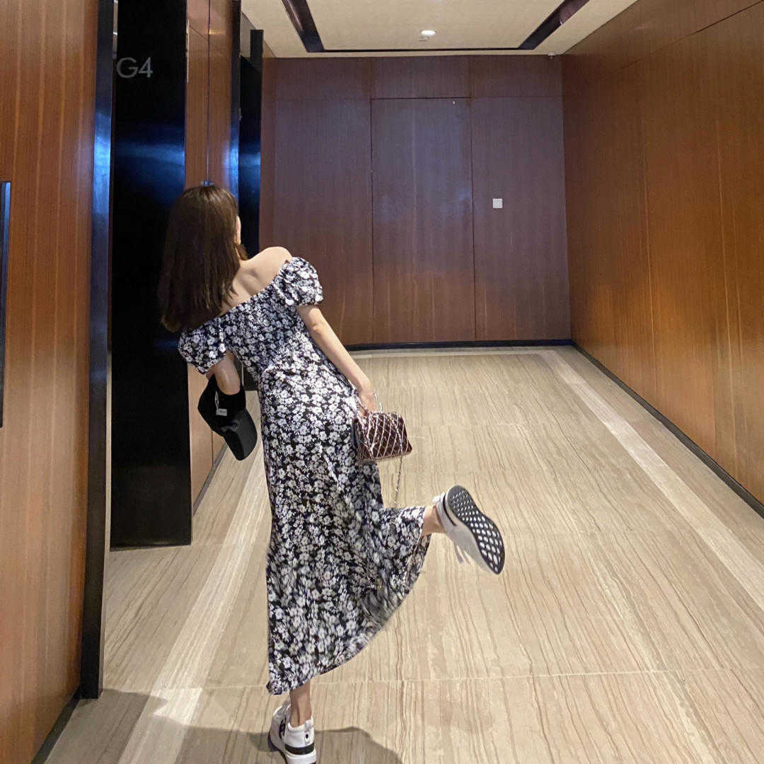 开叉裙|美如初恋女人的穿搭技巧,T恤搭配牛仔裤开叉裙,青春感满分!