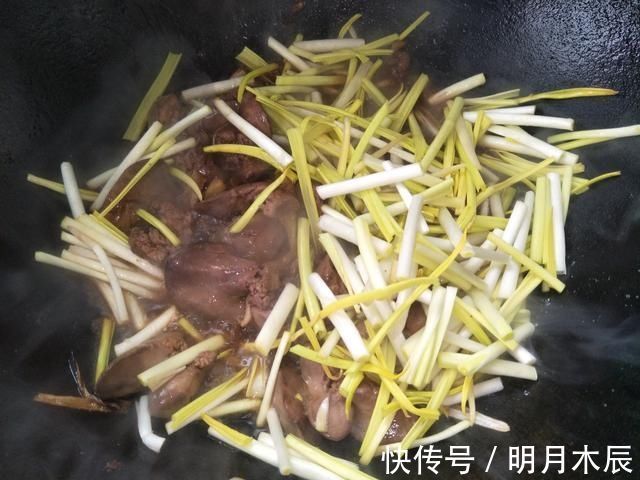 蒜黄|鸡身上的好吃部位,1块5一斤,2块钱做一大盘,肉味香浓好吃