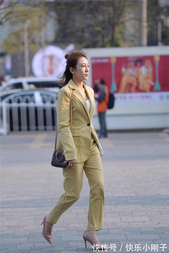 高跟鞋 职场美女一身黄色穿搭，搭配时尚高跟鞋，看上去优雅又大方