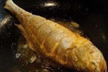 煎鱼时别急着下油锅，不管什么鱼，记得多加一步，不破皮还好吃