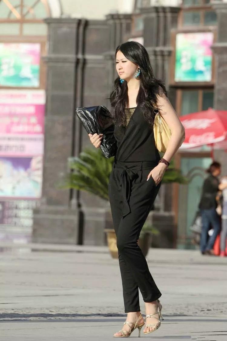 小姐姐|街拍:小姐姐身穿米白色的纱裙,碎花的点缀,看上去格外的清新