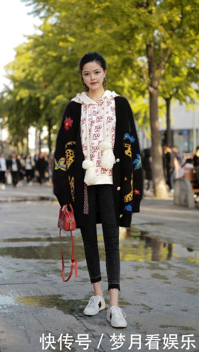 今年流行一种“显高穿法”,叫“长外套+九分裤”,很适合小个子