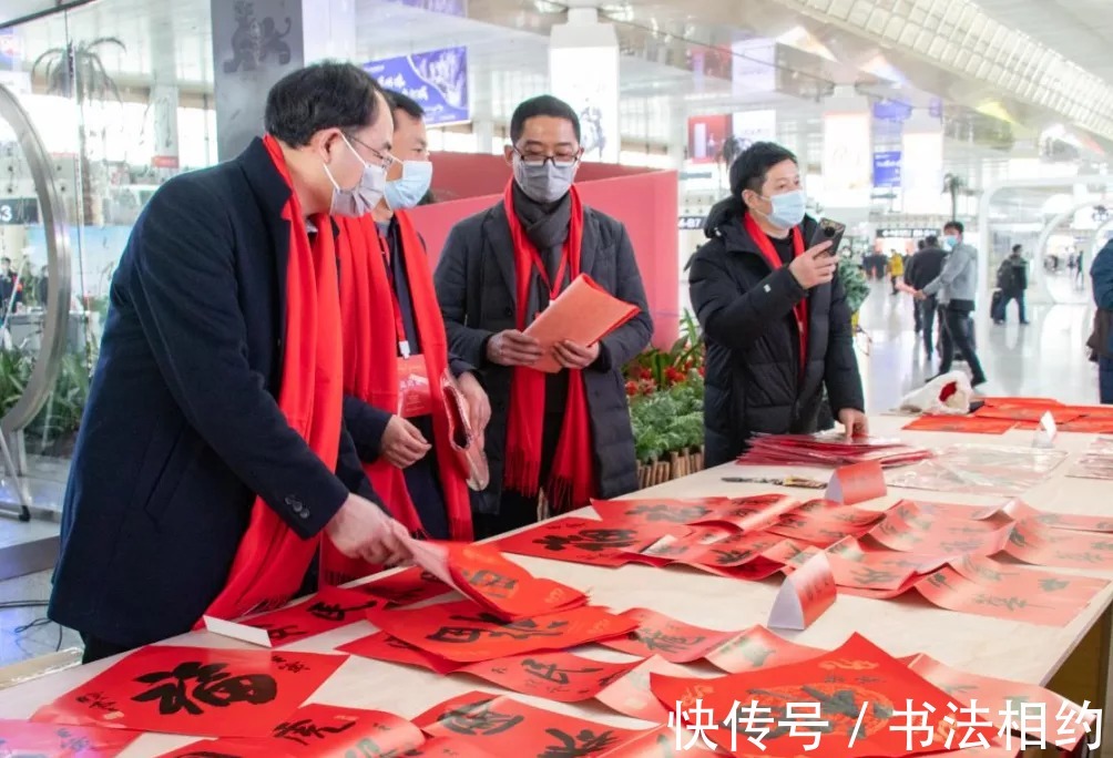 孙晓云$中书协主席孙晓云率书法家送“福”，大众盛赞很亲民，书法进万家