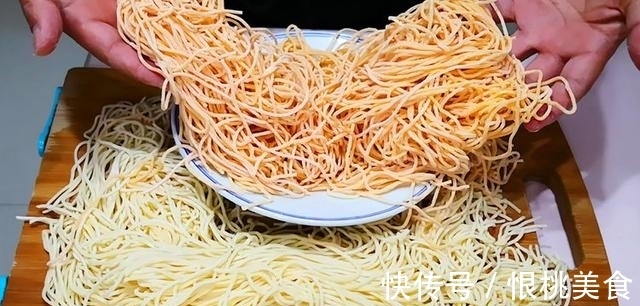 肉末|换个花样吃面条,茄子尖椒加肉末,做法简单适合忙碌的上班族