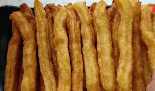 这油条不加添加剂，不揉面不发面，酥嫩可口，20分钟就可以做一锅