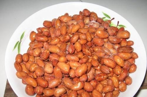 花生煮熟吃和生着吃，哪种更有营养，爱吃花生的人，可别吃错了