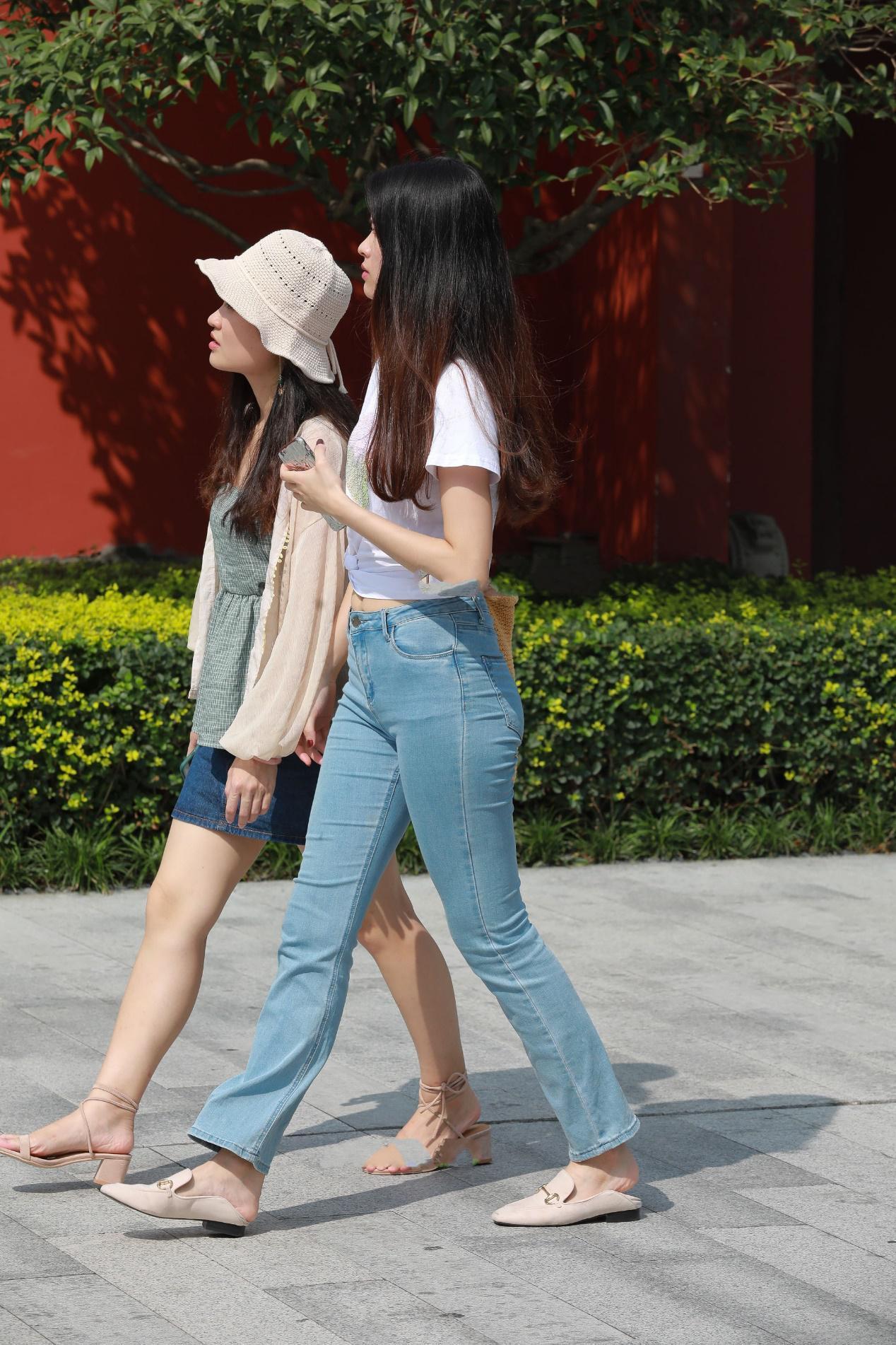 牛仔裤|短袖独特设计, 配上浅色牛仔裤