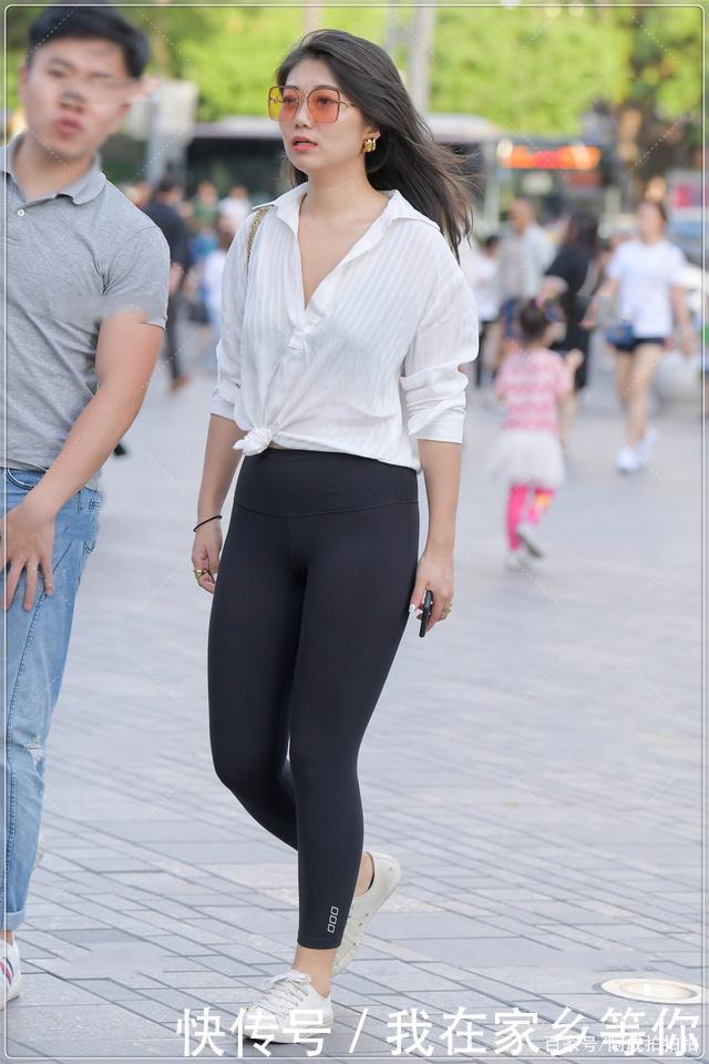 白衬衫搭配黑色小脚裤,宽松时尚,尽显独特气质