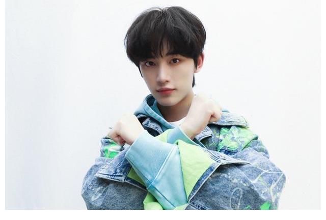 撞衫|时代少年团成年组终合体,马嘉祺出现仅一秒,与何老师意外撞衫