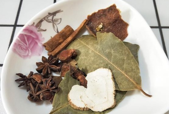 煮花生时，别乱放调料，姥姥用这个方法煮了60年，鲜香软烂又入味