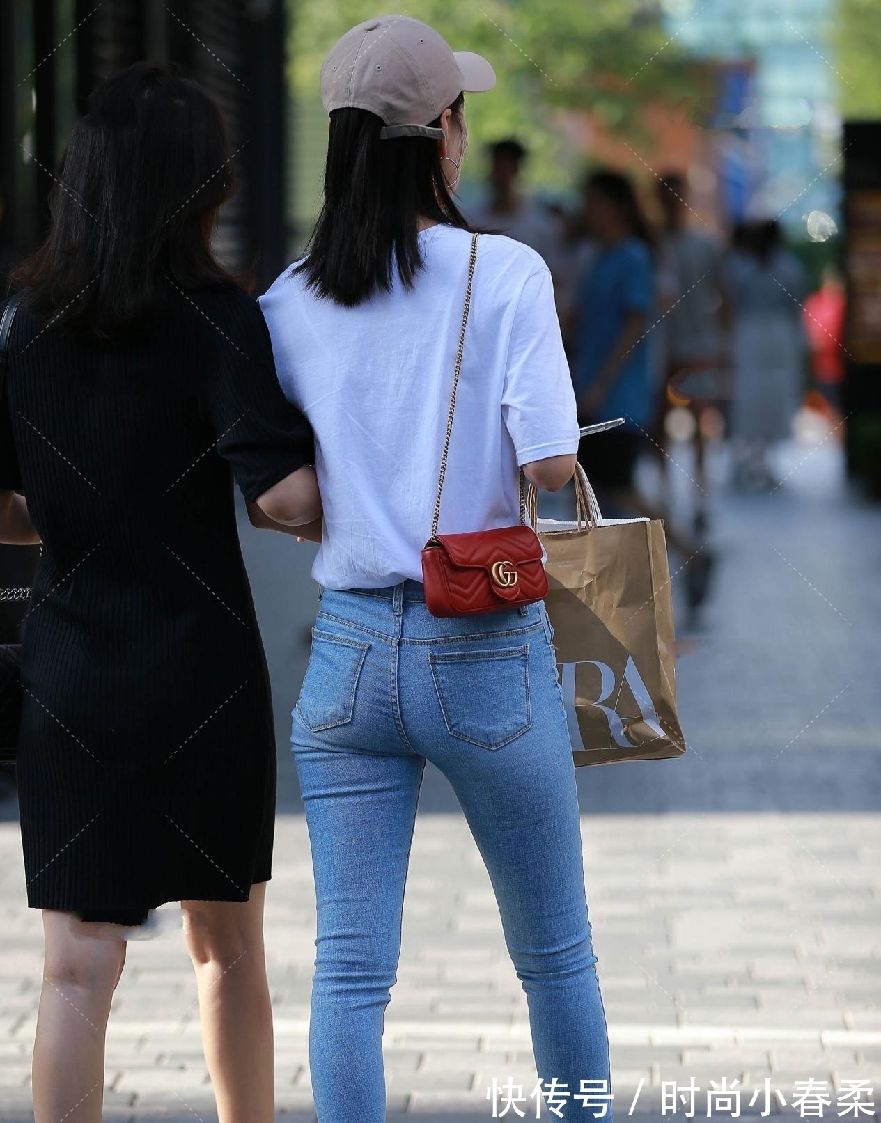 清新感 短袖搭配牛仔裤,白色和蓝色搭配在一起,能搭配出一种时髦感