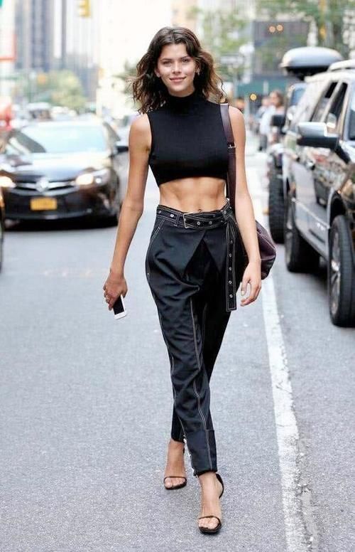 孕期|超模孕妇怀孕差距大,孕期8个月小腹平坦且有腹肌,像怀了个假孕