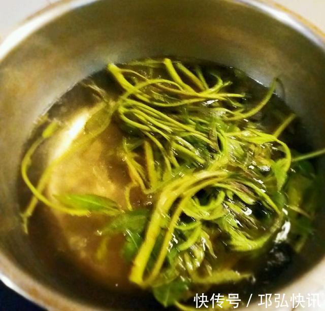 香椿也能做成小甜品,1把香椿2个蛋,撒把面粉成面卷