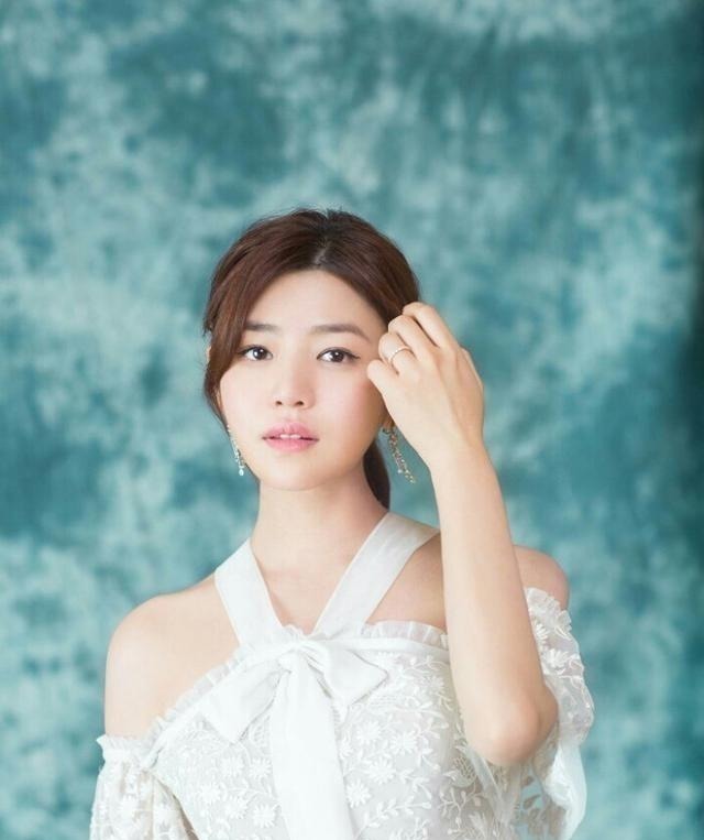 发型 女人别再披头散发了,很显老!今年流行这5款发型,时髦有气质