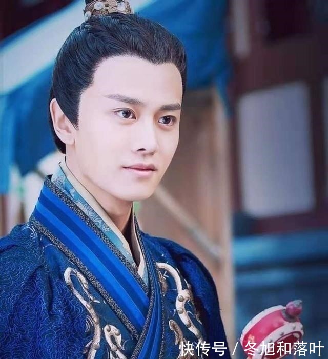 任嘉伦穿蓝衣录制节目,一路奔跑很开心,像极了校园的学长